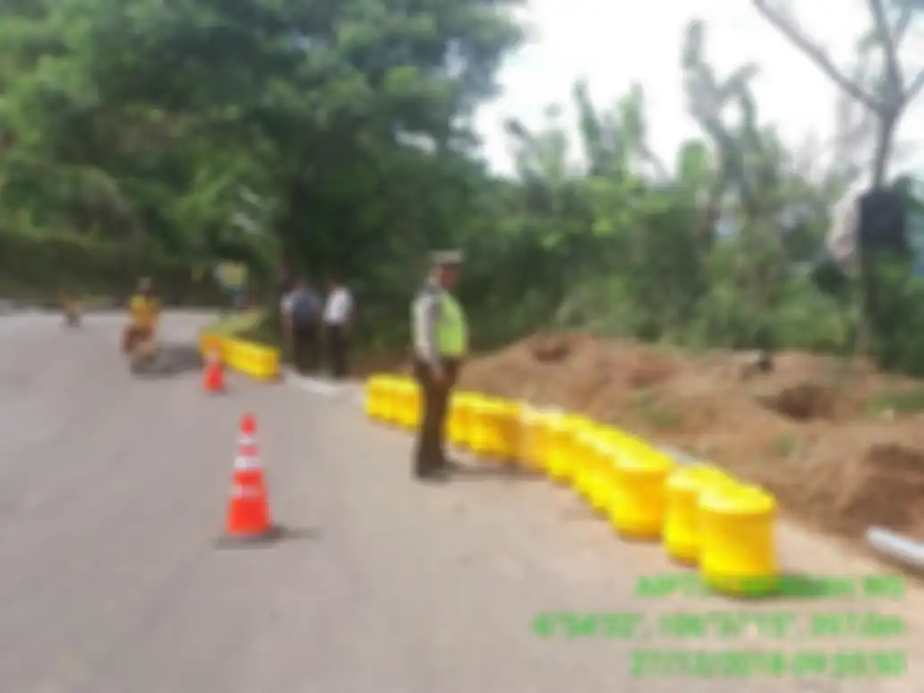 Pemasangan safety rolling barrier guard rails di jalur rawan kecelakaan Cikidang