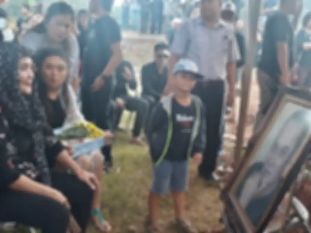 Istri mendiang Robby Sugara saat ditemui Grid.ID di Tempat Pemakaman Umum (TPU) Pondok Ranggon, Jakarta Timur pada Jumat (14/6/2019).  