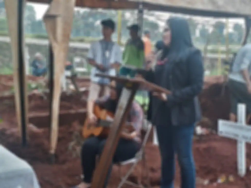 Iring-iringan nyanyian dilanjutkan dengat khotbah sebelum peti jenazah Robby Sugara diletakkan di dalam liang lahat.