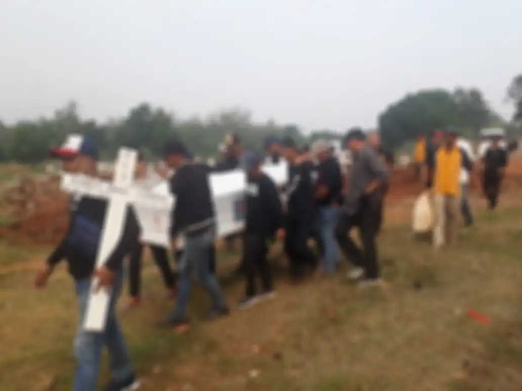 Jenazah Robby Sugara tiba di Tempat Pemakaman Umum (TPU) Pondok Ranggon, Jakarta Timur pada Jumat (14/6/2019) pukul 14.45 WIB dari rumah duka.