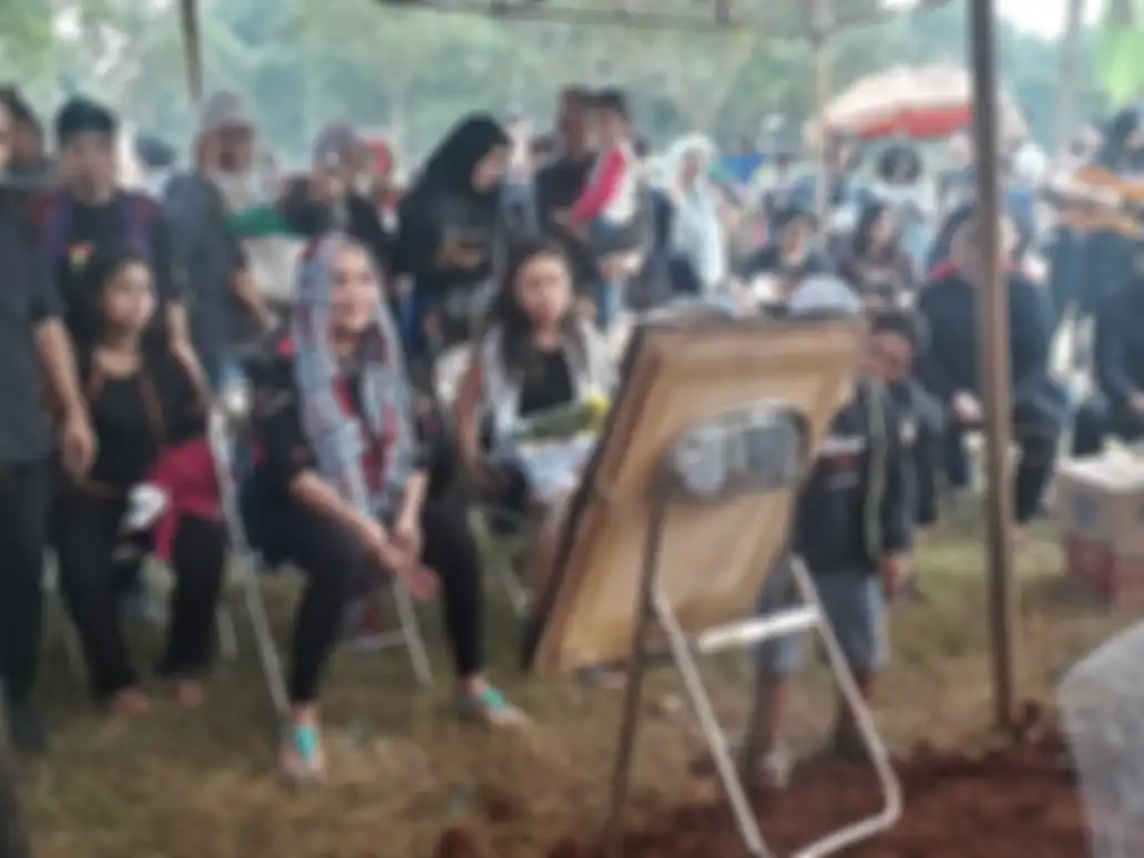 Tampak berganti selendang, istri Robby Sugara  tampak kelelahan dan masih menyimpan duka mendalam di wajahnya