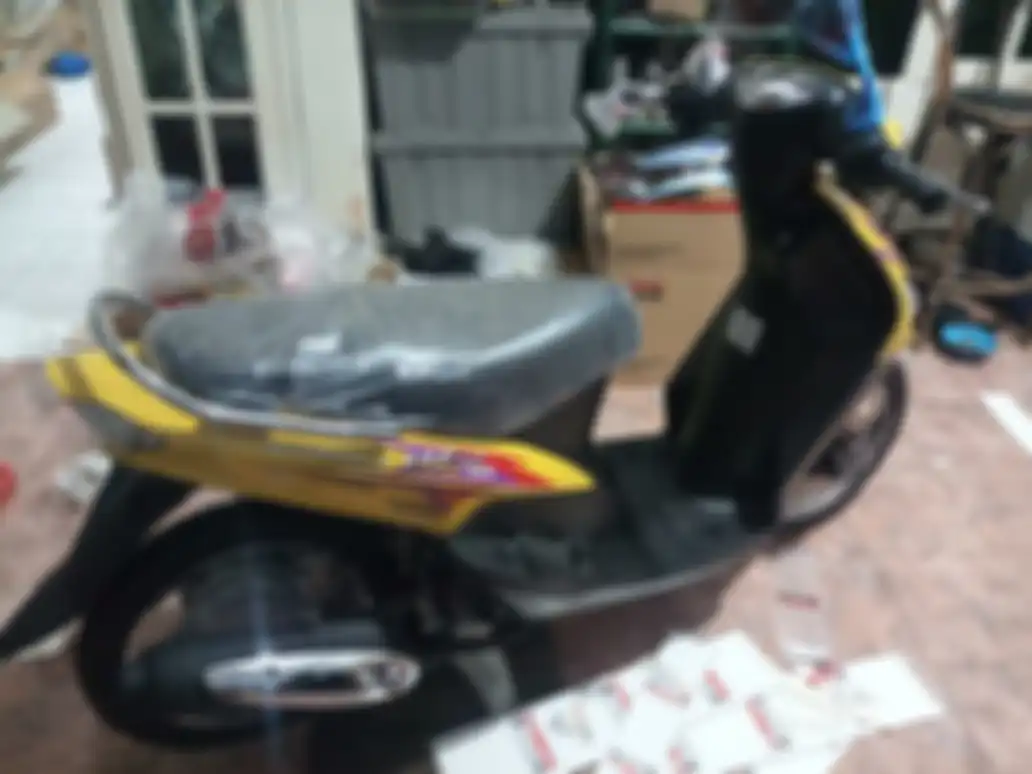 Yamaha Mio Sporty berkelir kuning keluaran 2004 ditawar Rp 18 juta