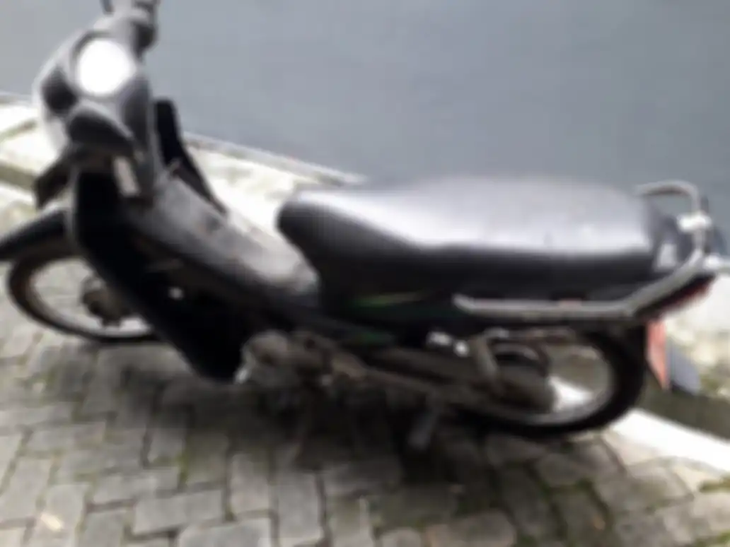 Tampak samping motor murah Honda Kirana 125.
