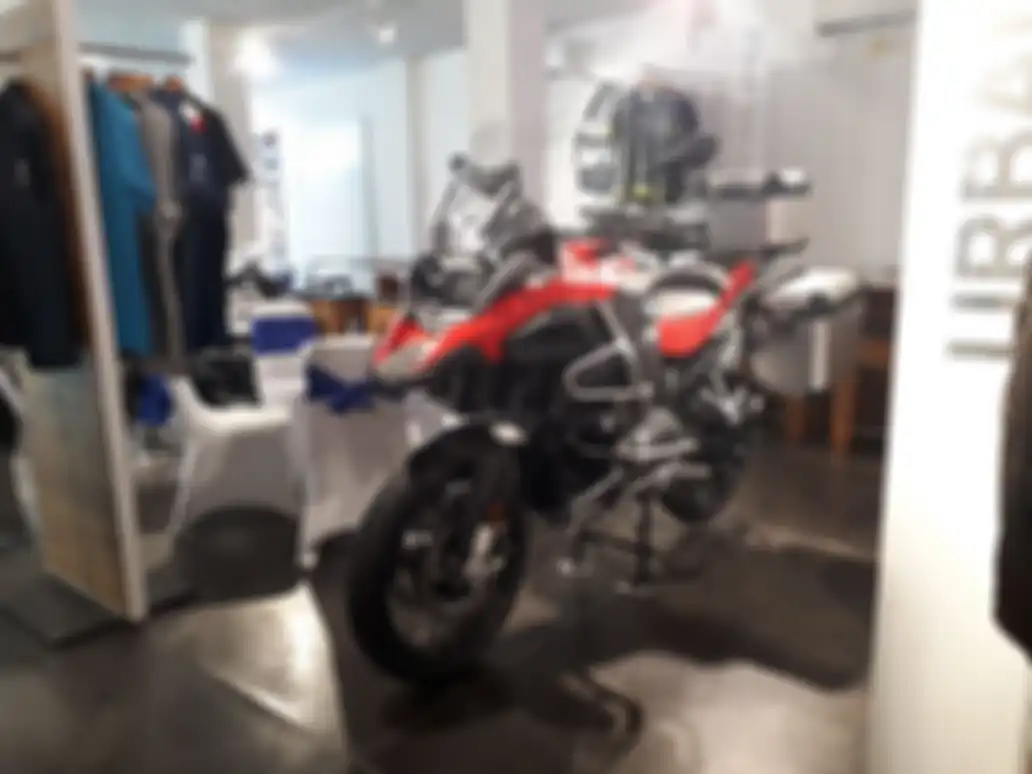 Tidak hanya buat jualan motor BMW dan perawatan, Kapital Moto juga tawarkan aksesoris dan merchandise khas BMW Motorrad