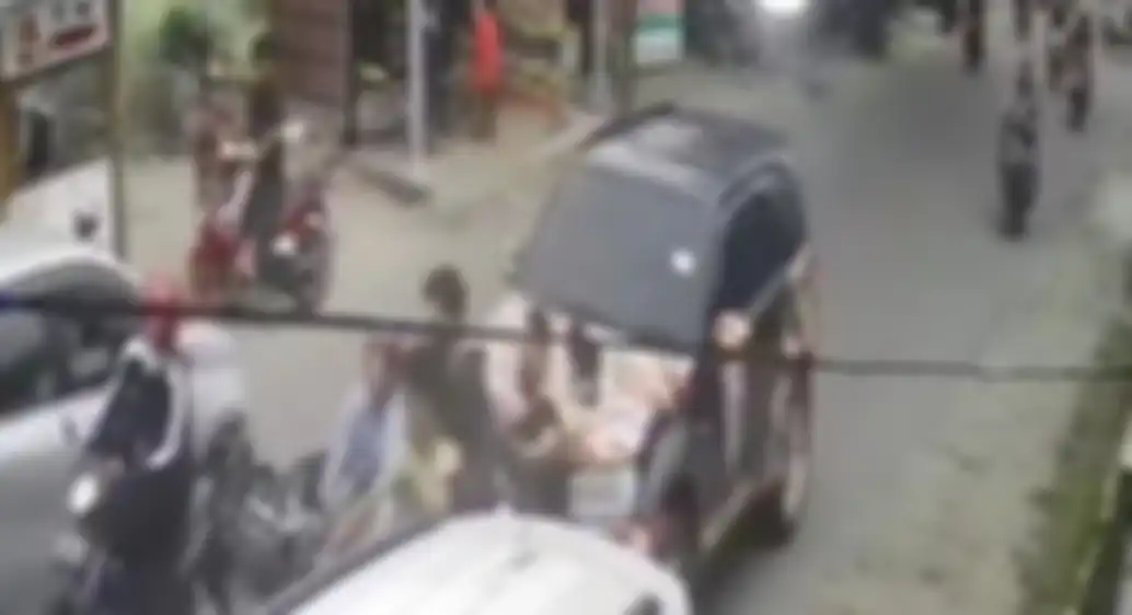 Seorang emak-emak yang menabrak pemotor hingga tewas di Medan sudah ditetapkan sebagai tersangka. Foto tampang pelaku disebarkan.