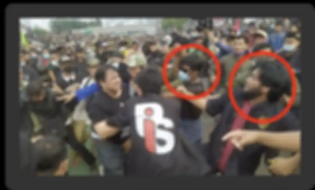 Ade Armando dipukuli sejumlah pria yang kini diburu polisi. Mulut tajam sang dosen UI rupanya pernah makan korban 4 artis ini. 