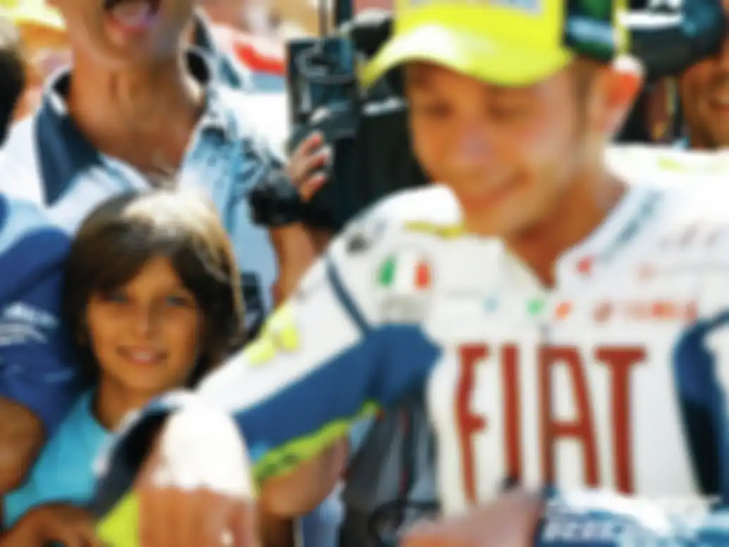 Valentino Rossi punya jasa besar untuk MotoGP dan Yamaha. Anak kecil pun banyak yang kagum
