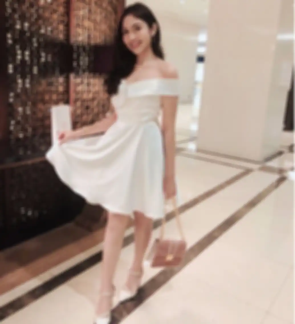 Kenakan Off-Shoulder Dress yang Simpel Untuk Pergi Kondangan atau ke Mall
