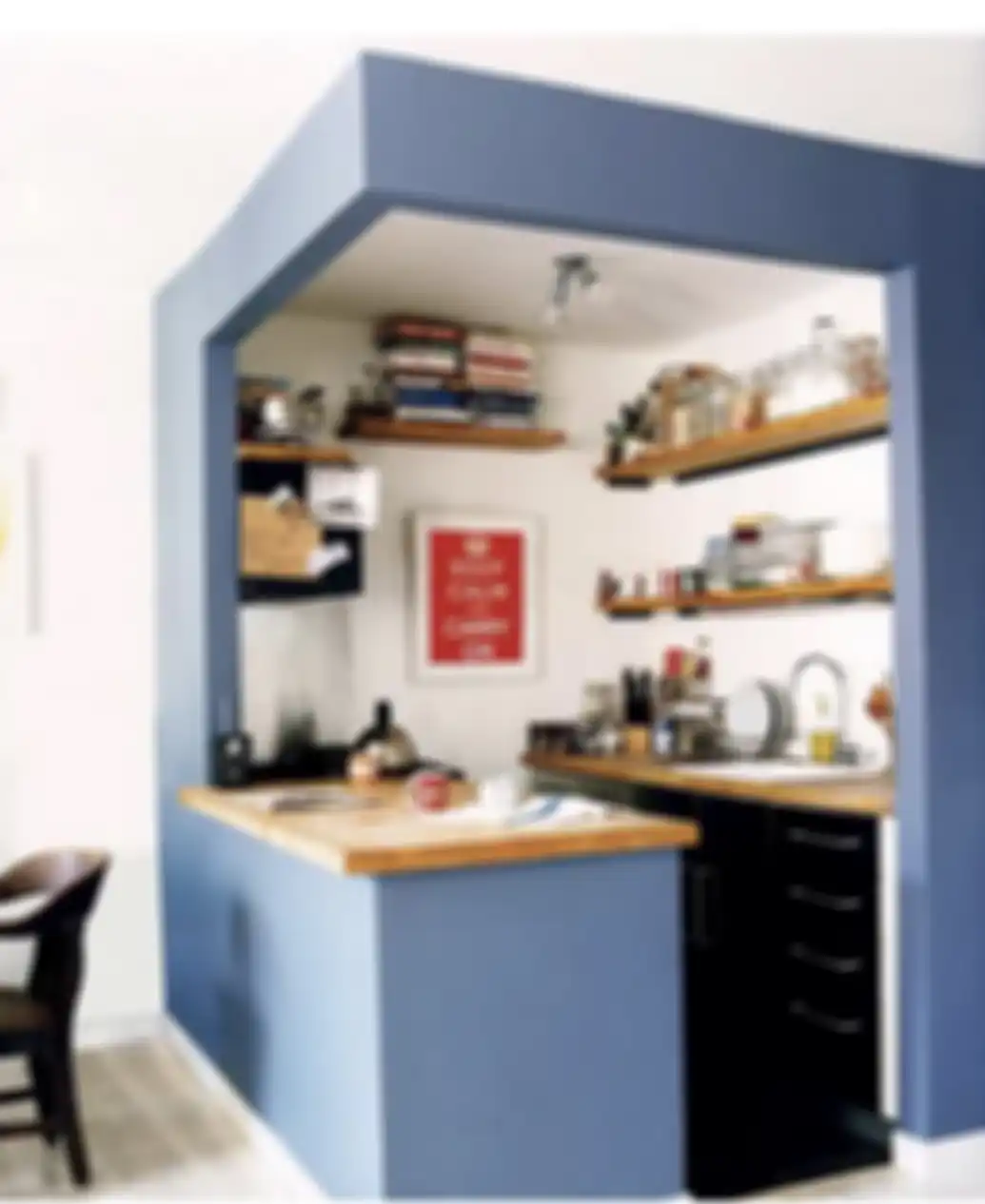 Usai melihat 8 foto desain kitchen set mini bar yang tampak cantik buat dapur mungil, istri merajuk minta agar bisa dipasang di rumah. 