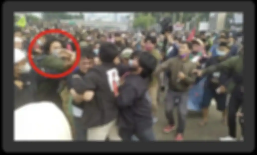 Pengeroyok Ade Armando sudah ditetapkan sebagai tersangka. Pelaku coba kelabui polisi dengan cara begini. Foto tampangnya beredar.