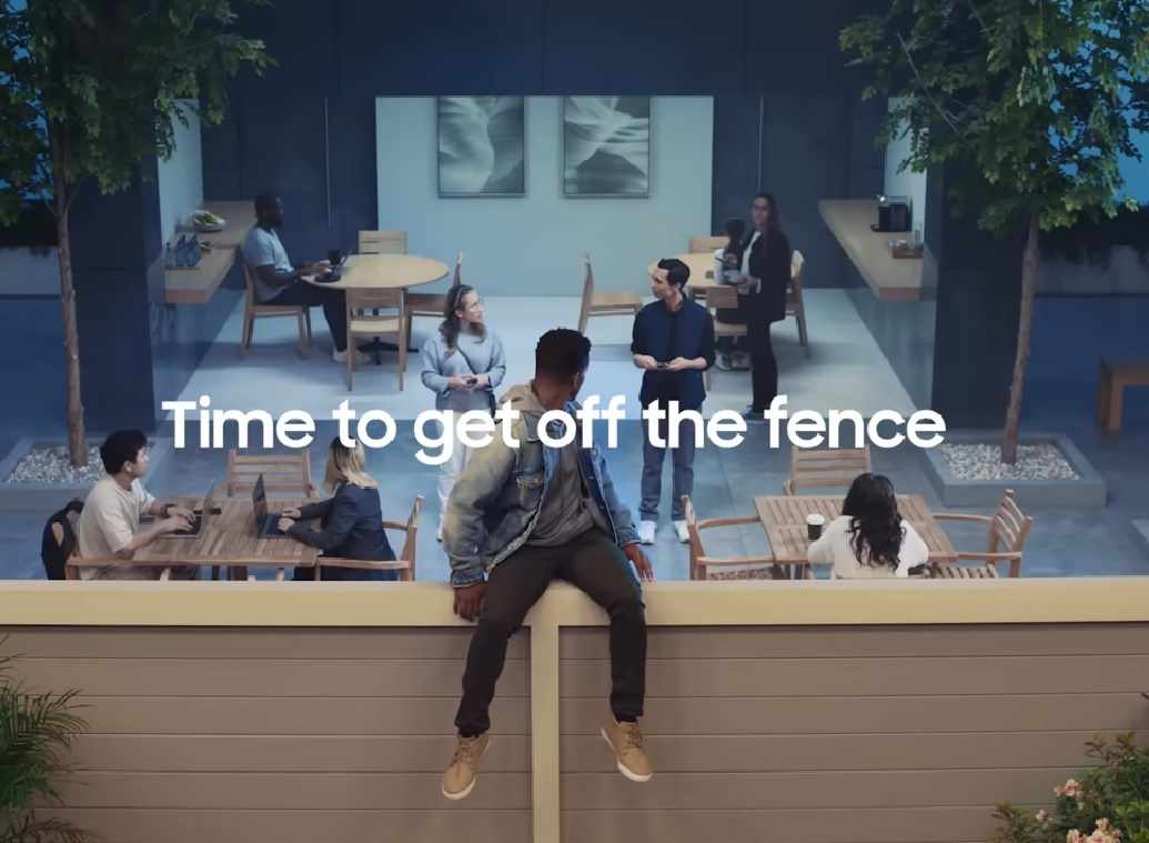 Iklan On The Fence dari Samsung yang menyindir iPhone lipat Apple