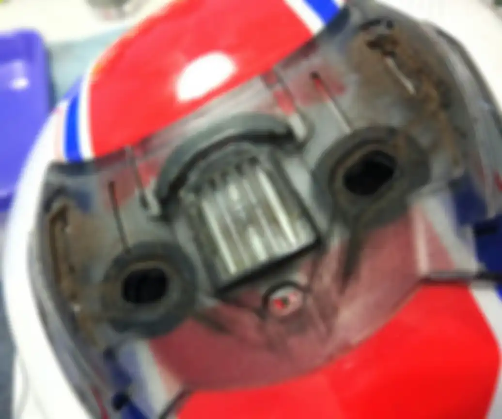Debu yang menempel di helm