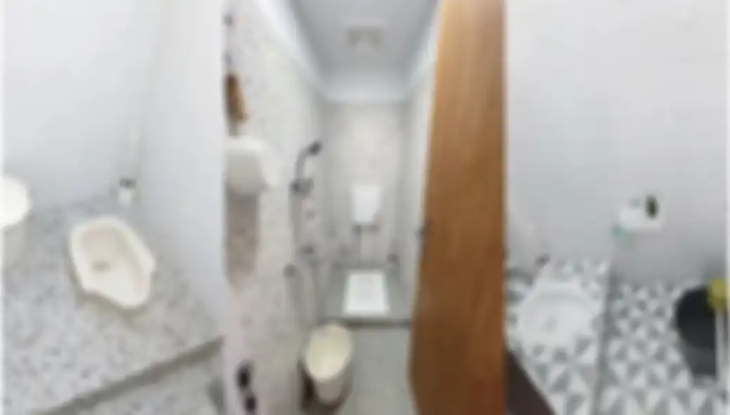 Ini desain kamar mandi sederhana tapi bersih yang dijamin nggak ketinggalan zaman. WC jongkok curi perhatian. 8 foto inspirasinya jadi bukti.