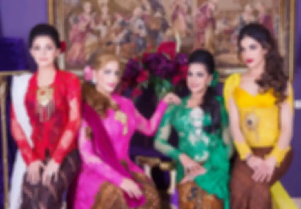 Ala Alatas bersama ketiga anaknya, Selvi Salavia, Tasya Farasya dan Tasyi Athasyia.