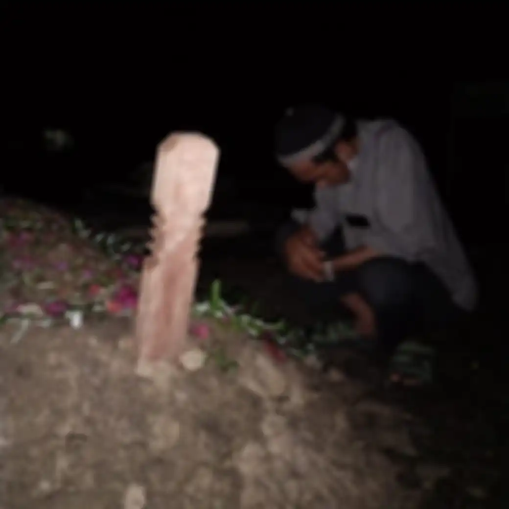 Ustaz Abdul Somad pergi ke makam malam-malam. Foto duka UAS memberikan kesedihan mendalam.