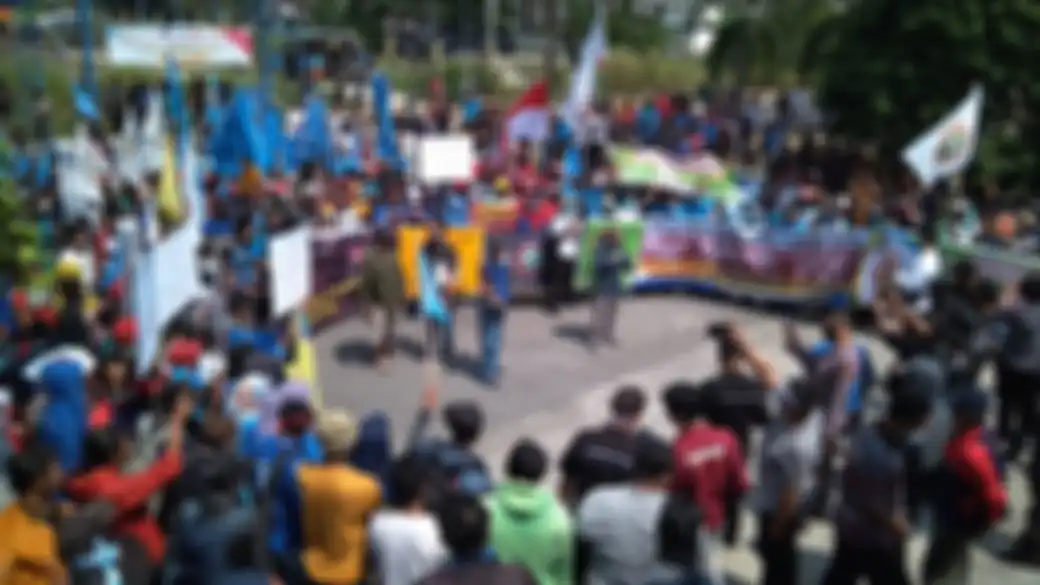 Konfederasi Serikat Pekerja Seluruh Indonesia (KSPSI) Provinsi Bangka Belitung ( Babel ) menggelar aksi unjuk rasa menuntut penolakan terhadap Rancangan Undang - Undang ( RUU ) cipta kerja,Omnibuslaw di kantor DPRD Bangka Belitung, Senin (10/8/2020).