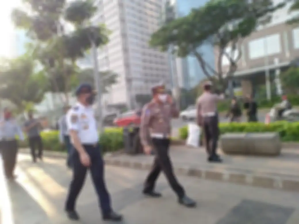 Jajaran Ditlantas Polda Metro bersama Dinas Perhubungan sedang memantau jalur sepeda.