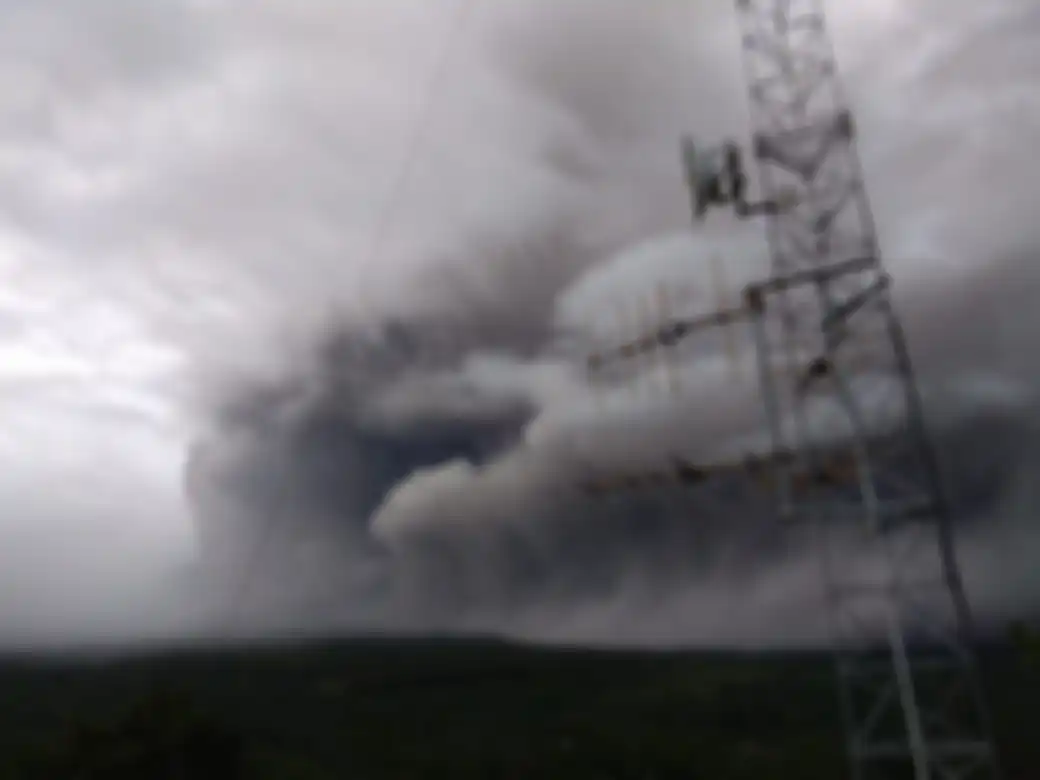 Gunung Semeru mengeluarkan awan panas guguran pada Sabtu (16/01)