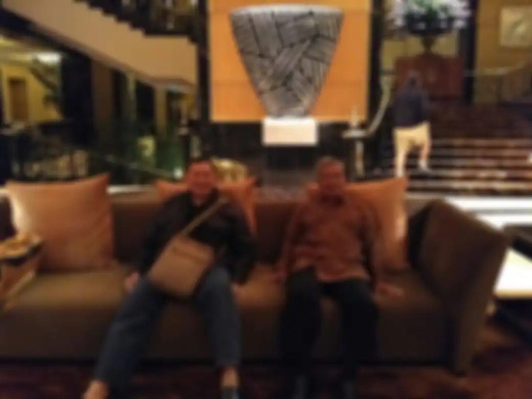 Istri Brigjen M Zamroni bernama Erlina Maya Rahmayanti. Foto-foto mereka bersama kedua putranya tersimpan dalam akun Facebook.
