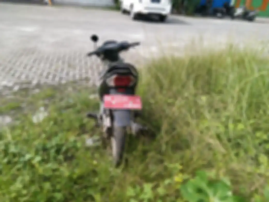 Tampak belakang motor murah Honda Karisma.