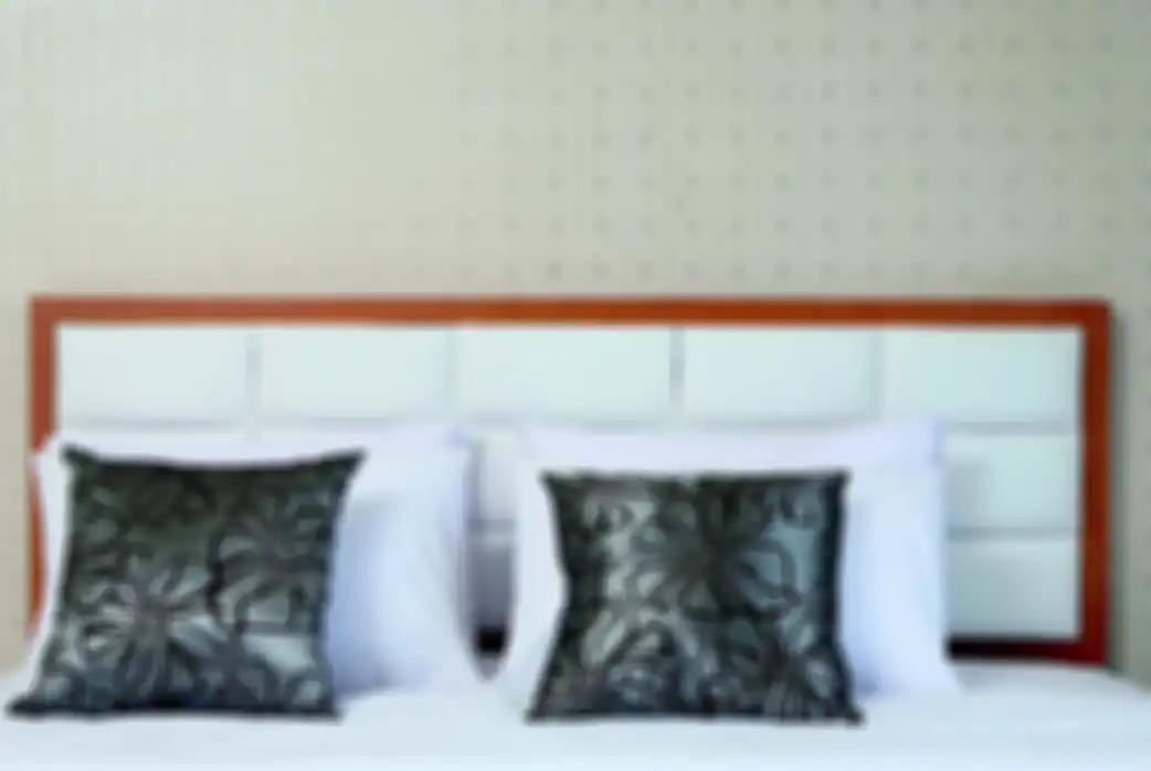 Permainan pola pada headboard agar tak monoton.