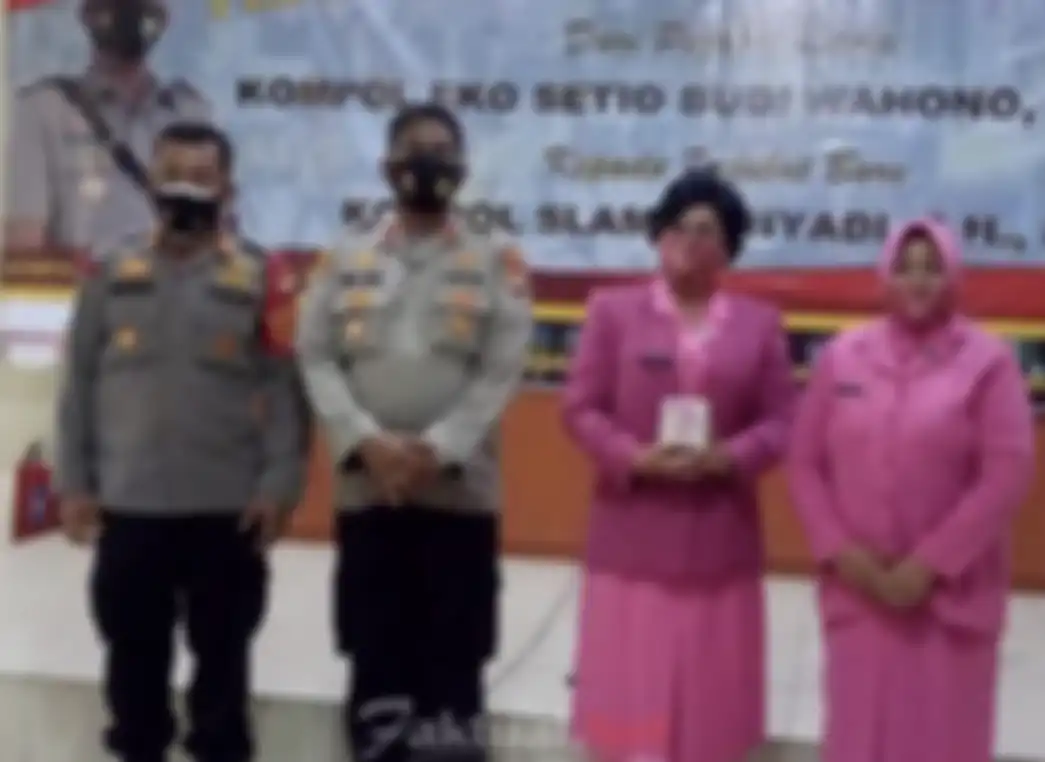 Kompol Eko Setio saat melakukan serah terima jabatan Kapolsek Cilincing kepada penggantinya.