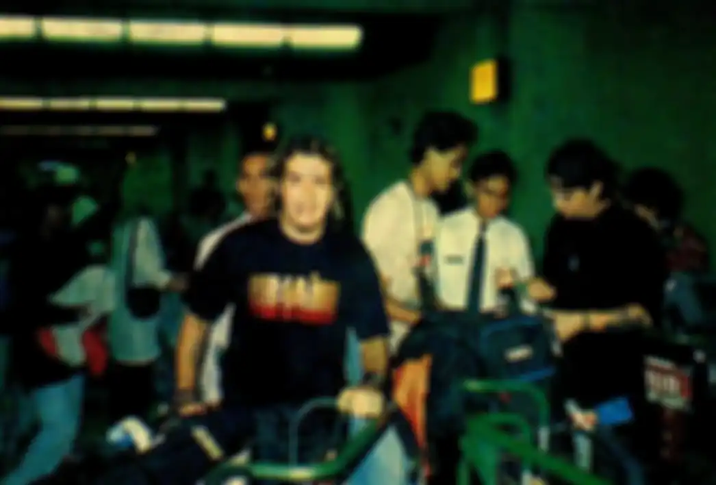 Sepultura ketika tiba di Jakarta. Igor Cavalera tetep pake kaos HAI!