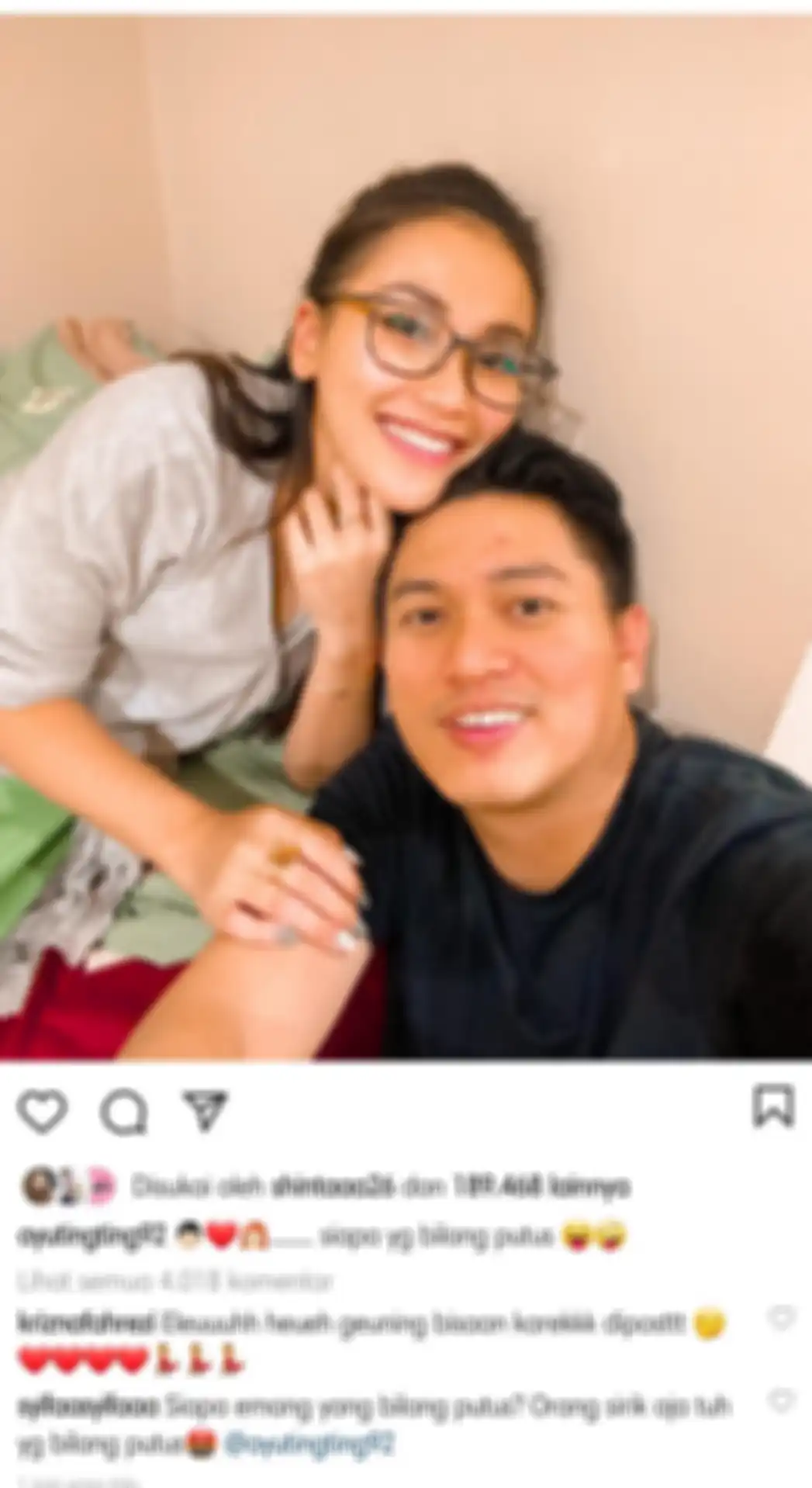 Penyanyi dangdut Ayu Ting Ting menepis kabar hubungan asmaranya kandas di tengah jalan.
