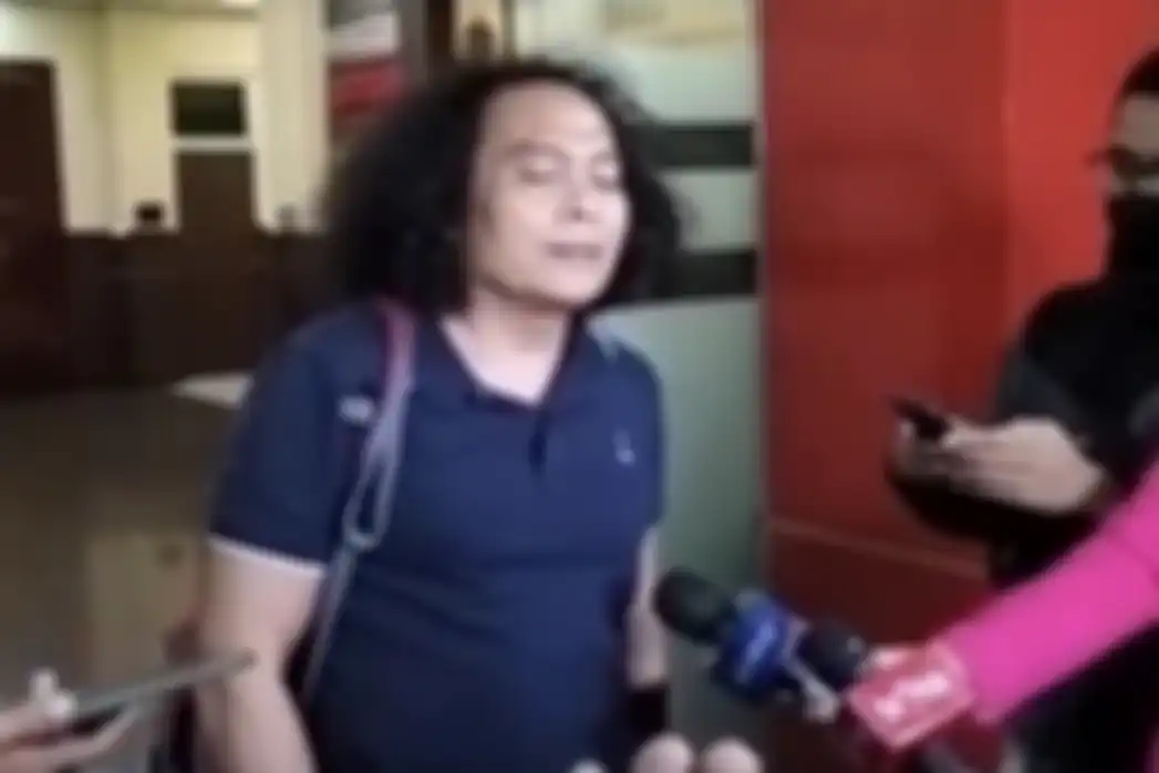 Pengacara Deolipa Yumara setuju ucapan Kabareskrim Komjen Agus soal penyebab kematian Brigadir J. Dia mau tiru pelukan Kapolda Metro.