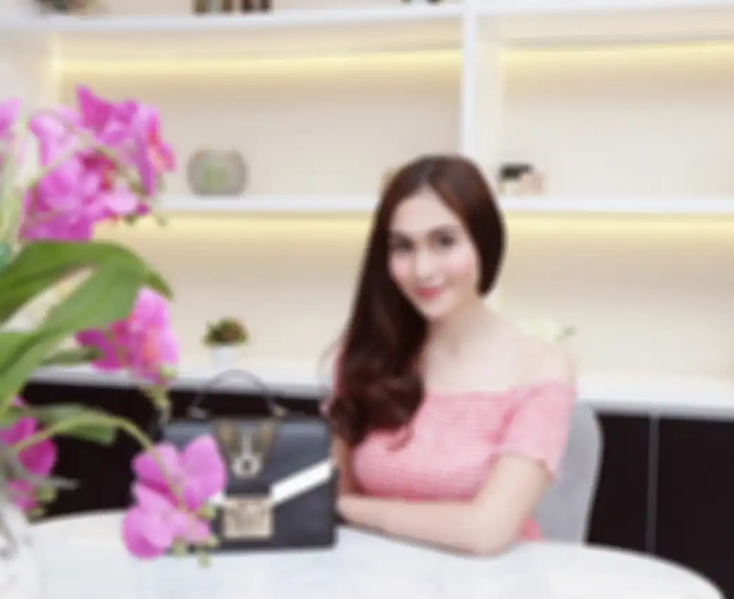 Hadirkan Kesan Girly nan Seksi dengan Atasan Wrinkle Off-Shoulder Warna Pink!