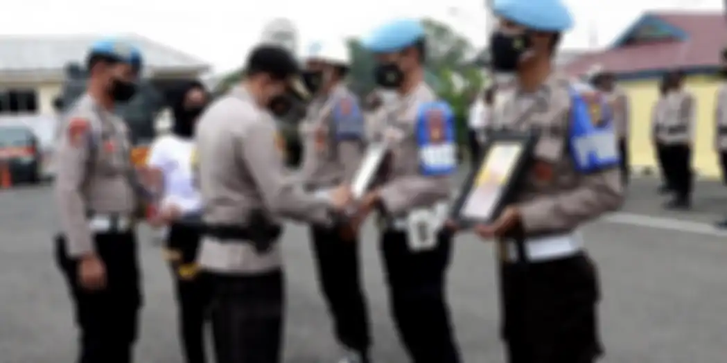 Belum lama foto Kapolres Lahat pecat anggotanya beredar di media sosial, kini anak buahnya kembali dilaporkan ke Propam Polda Sumsel.
