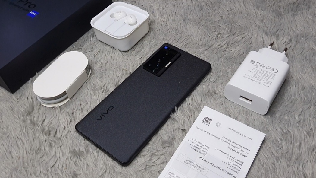 Isi kotak pembelian vivo X70 Pro.