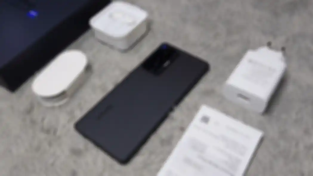 Isi kotak pembelian vivo X70 Pro.