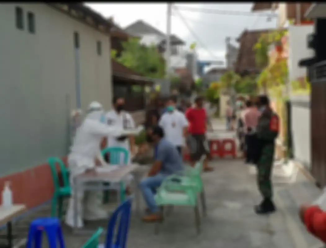 Satu keluarga yang terdiri dari bapak, istri dan tiga orang anak positif Covid-19 warga Perumahan Pondok Galeria Desa Padang Sambian Kelod. 