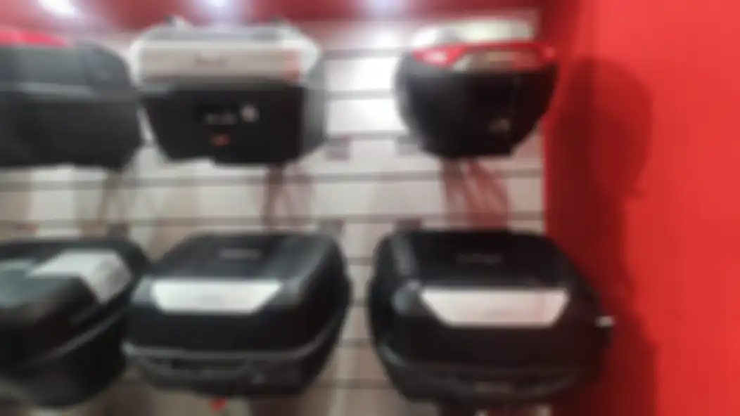 Boks GIVI E43NTL dan yang versi ADV, masing-masing harga Rp 1.100.000 dan Rp 2.300.000.