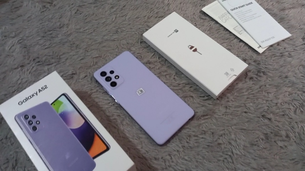 Isi kotak pembelian Samsung Galaxy A52.