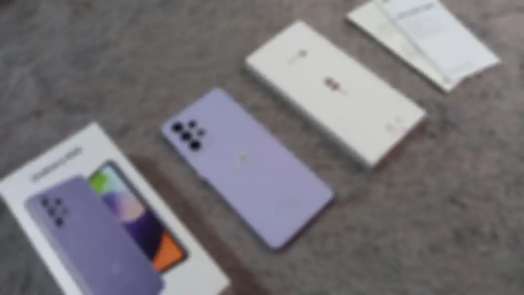 Isi kotak pembelian Samsung Galaxy A52.