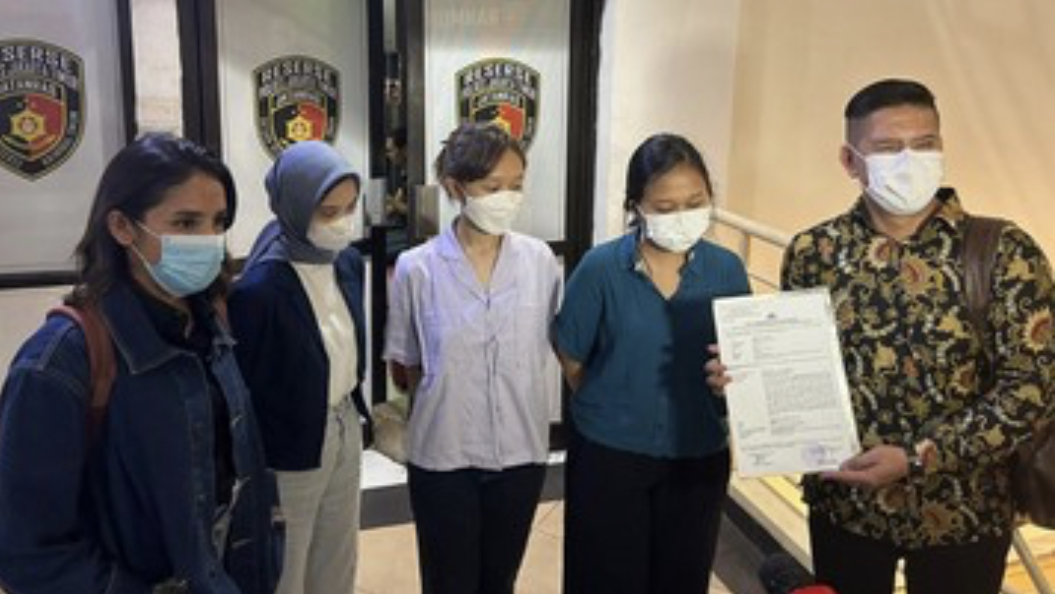 Korban investasi bodong artis inisial SAP saat melakukan media di Polres Jakarta Timur. 