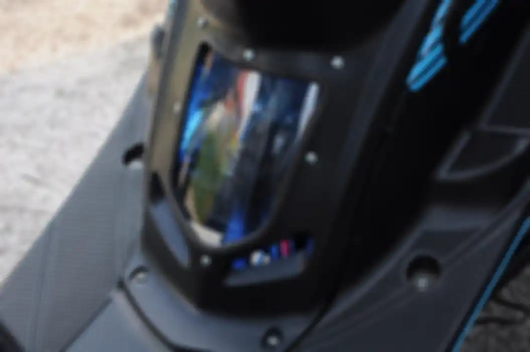 Bodi tengah Yamaha Mio Sporty listrik ini tranparan jadi bisa melihat dinamo dan komponen internal