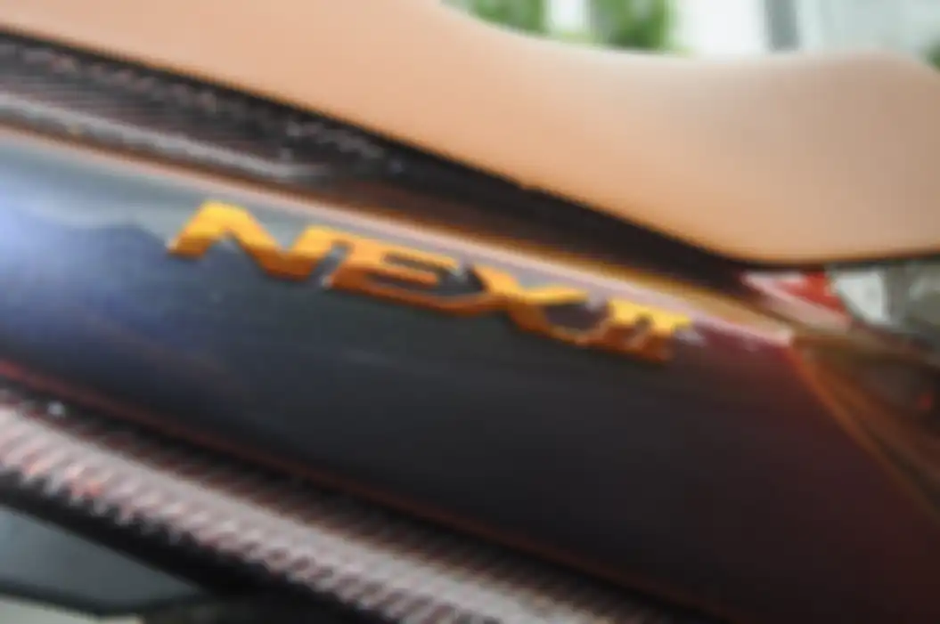 Logo Suzuki Nex II pun diberi kelir gold