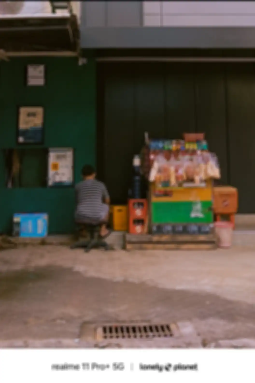 Hasil foto kamera realme 11 Pro+ 5G menggunakan filter Crisp di Mode Street.