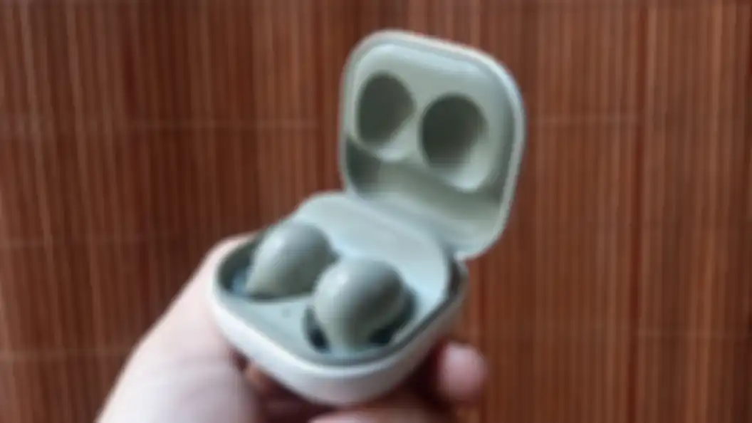 Desain Samsung Galaxy Buds2 varian warna Olive. 