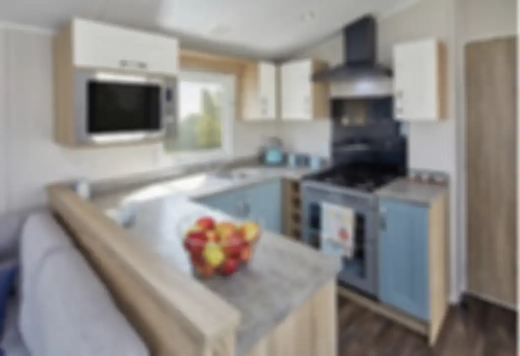 Pemilik rumah minimalis bisa adposi desain dapur sempit model unik. Foto interiornya terlihat elegan karena dekorasi simpel.