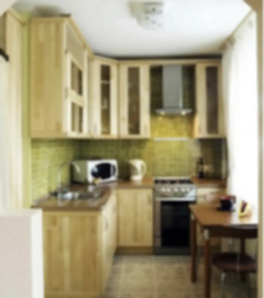 Pemilik rumah minimalis bisa adposi desain dapur sempit model unik. Foto interiornya terlihat elegan karena dekorasi simpel.