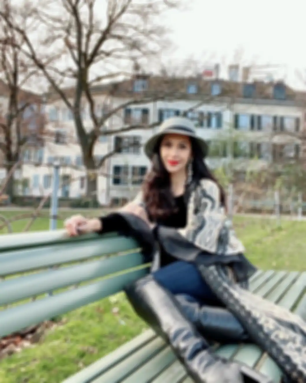 Momen liburan Diah Permatasari di Zürich, Switzerland