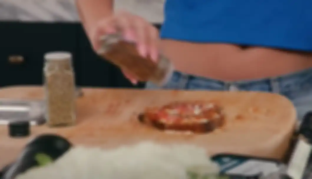 tambahkan parmesan, oregano dan cabai bubuk