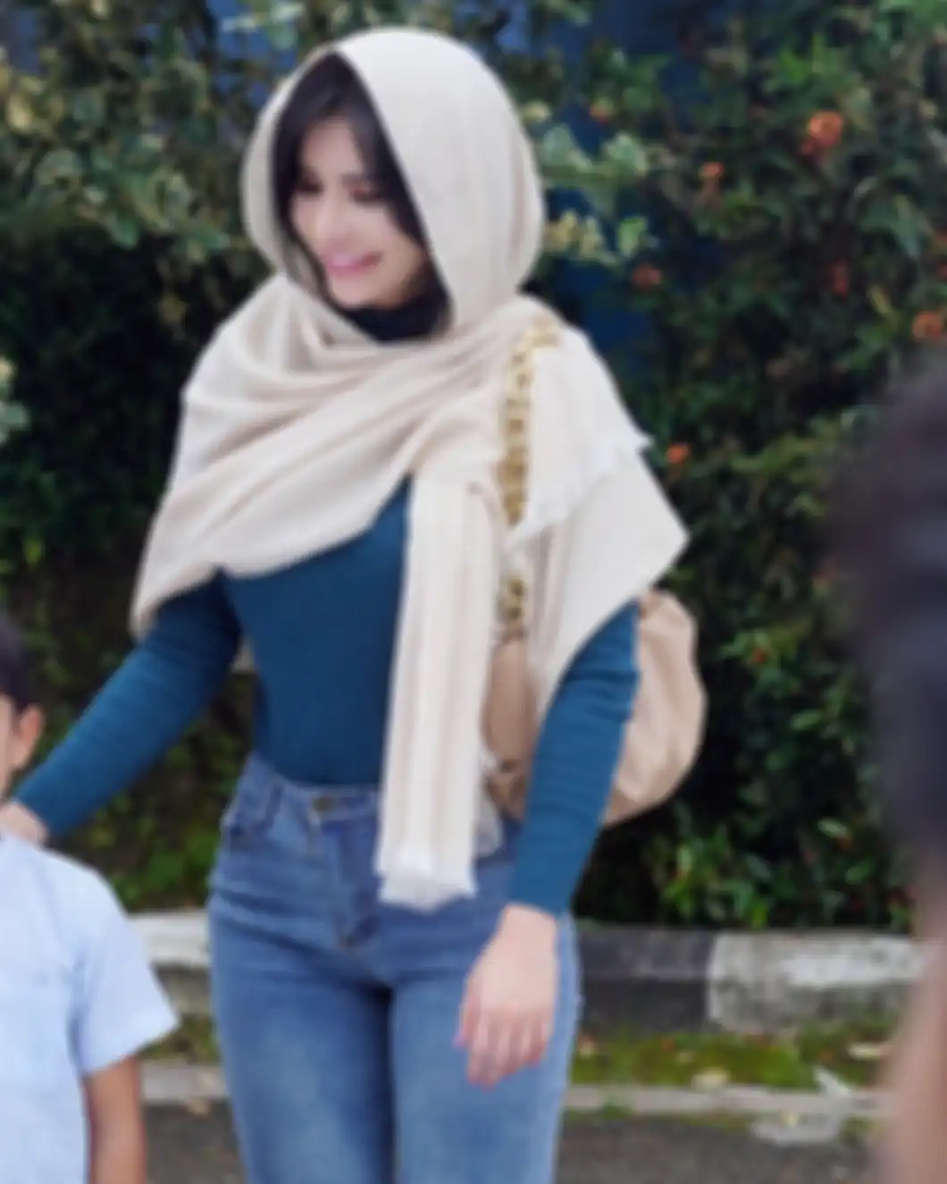 Maria Vania mengakui sedang dekat dengan Billy Syahputra. Apakah fotp Maria Vania pakai hijab jadi kode buat Billy Syahputra?