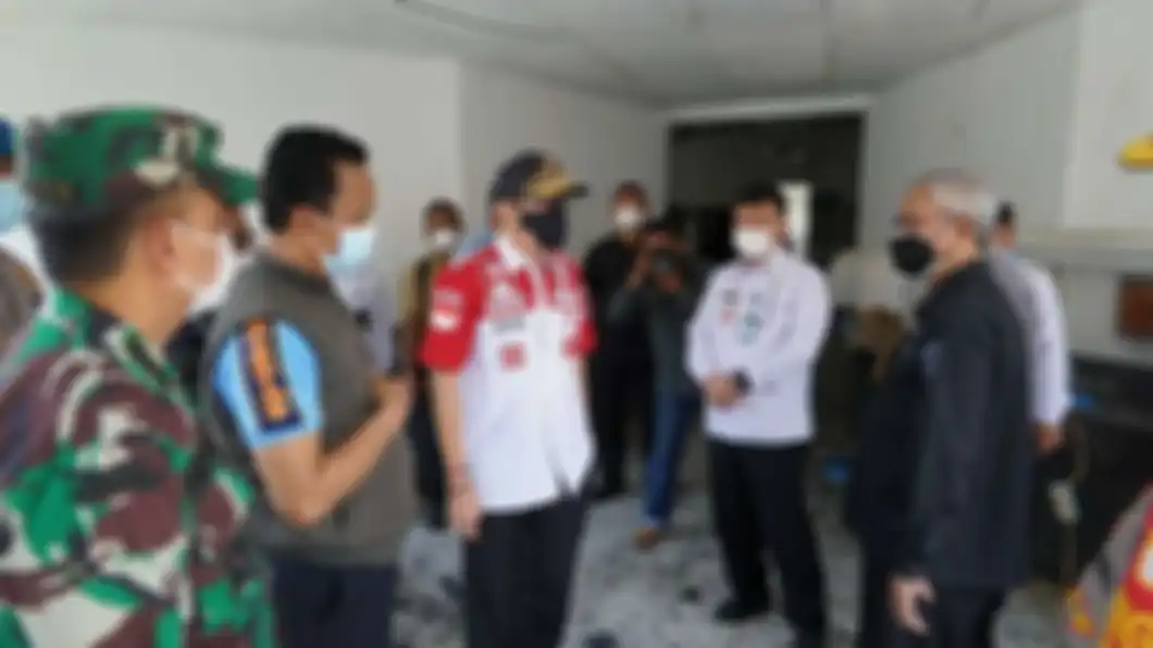 Foto Menteri Hukum dan HAM (Menkumham) Yasonna Laoly di depan wartawan jadi sorotan. Netizen ramai berkomentar. 