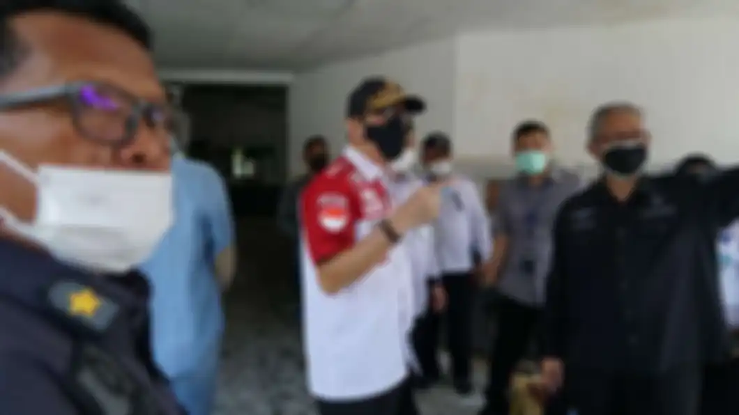 Foto Menteri Hukum dan HAM (Menkumham) Yasonna Laoly di depan wartawan jadi sorotan. Netizen ramai berkomentar. 
