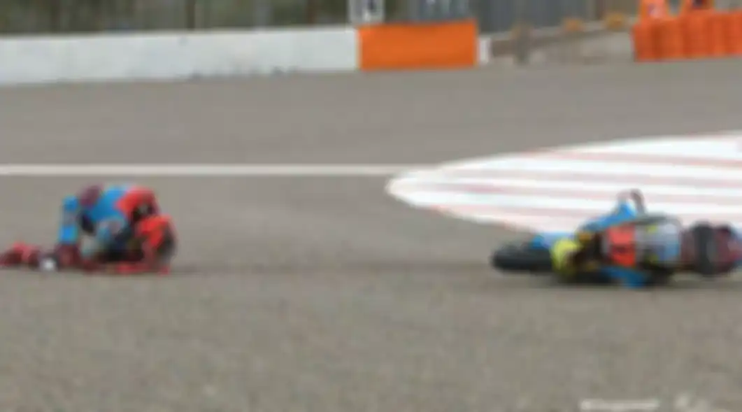 Pembalap asal Spanyol Augusto Fernandez terhempas di atas aspal pada turn 14